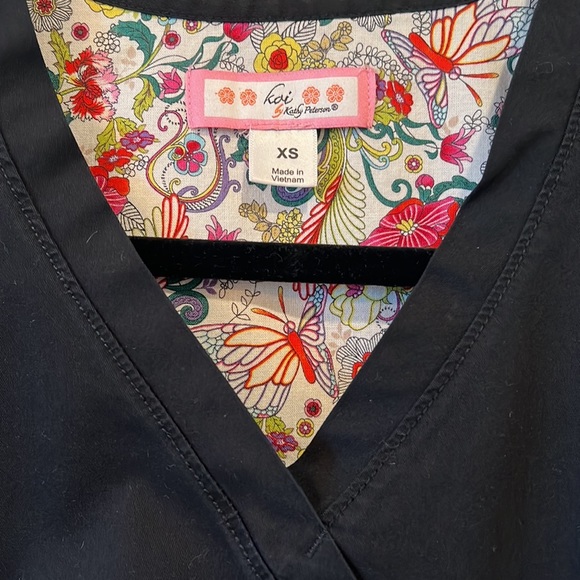 Koi by Kathy Peterson Women’s Katelyn Mock Wrap Scrub Top Size:XS Color:Black - Picture 2 of 4